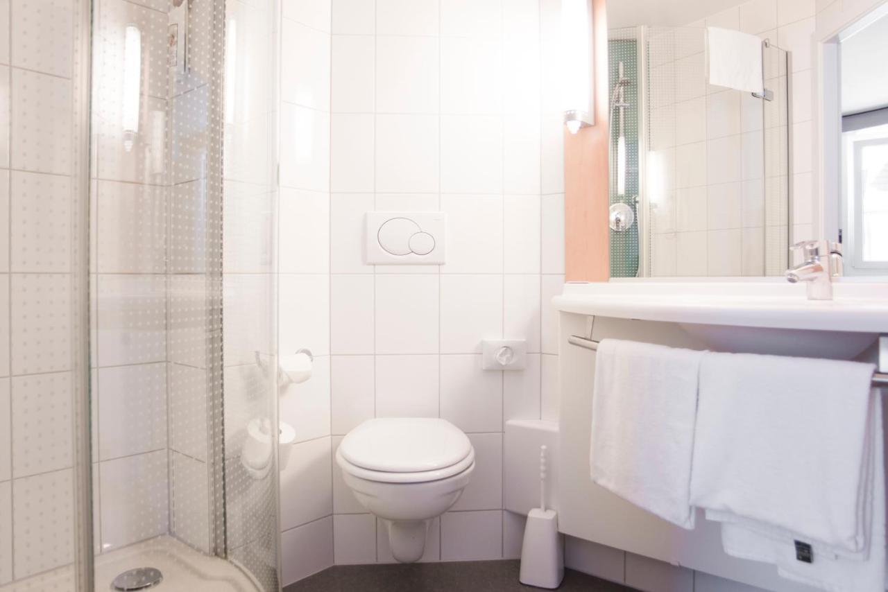 Chambre Lit Queen-Size Accessible - Personnes à Mobilité Réduite