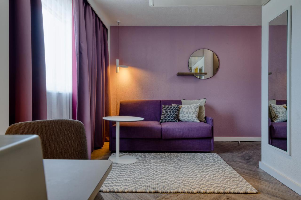 Suíte de 2 Quartos com Cama de Casal e Sofá