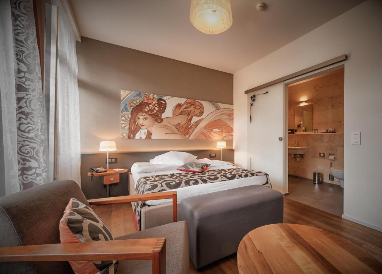 Boutique Queen Room,1088196361:JPEG