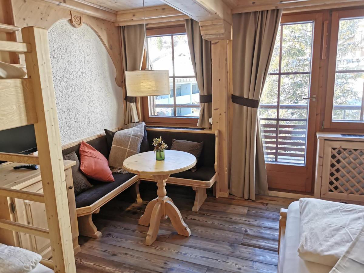 Family Room Balcony,1173933624:JPEG
