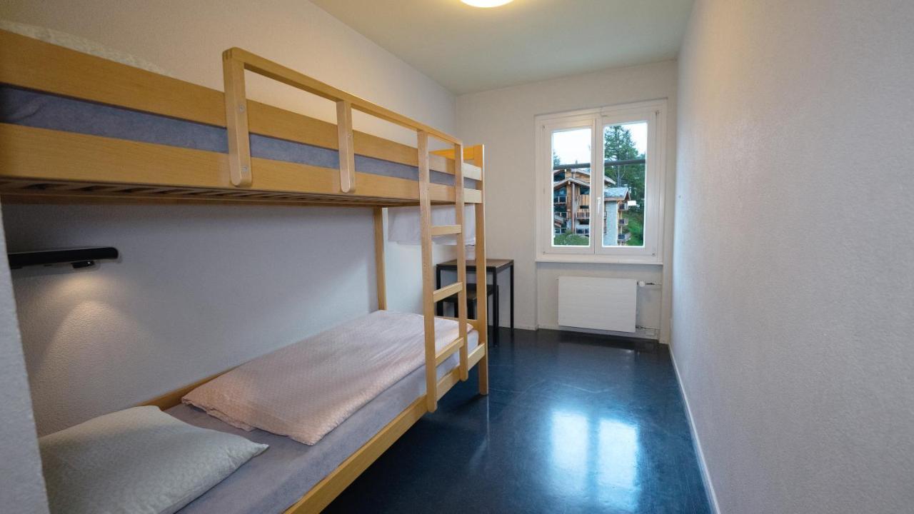 Tweepersoonskamer met 2 Aparte Bedden en Gedeelde Badkamer