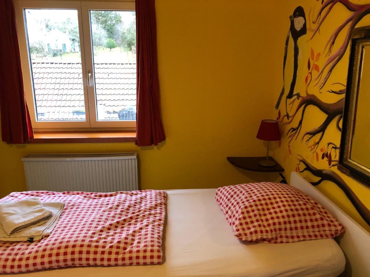 Quarto com 2 Camas de Solteiro e Banheiro