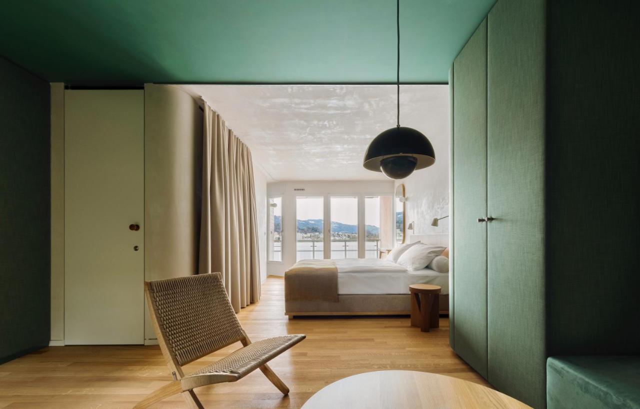 Camera Design con Balcone e Vista Lago