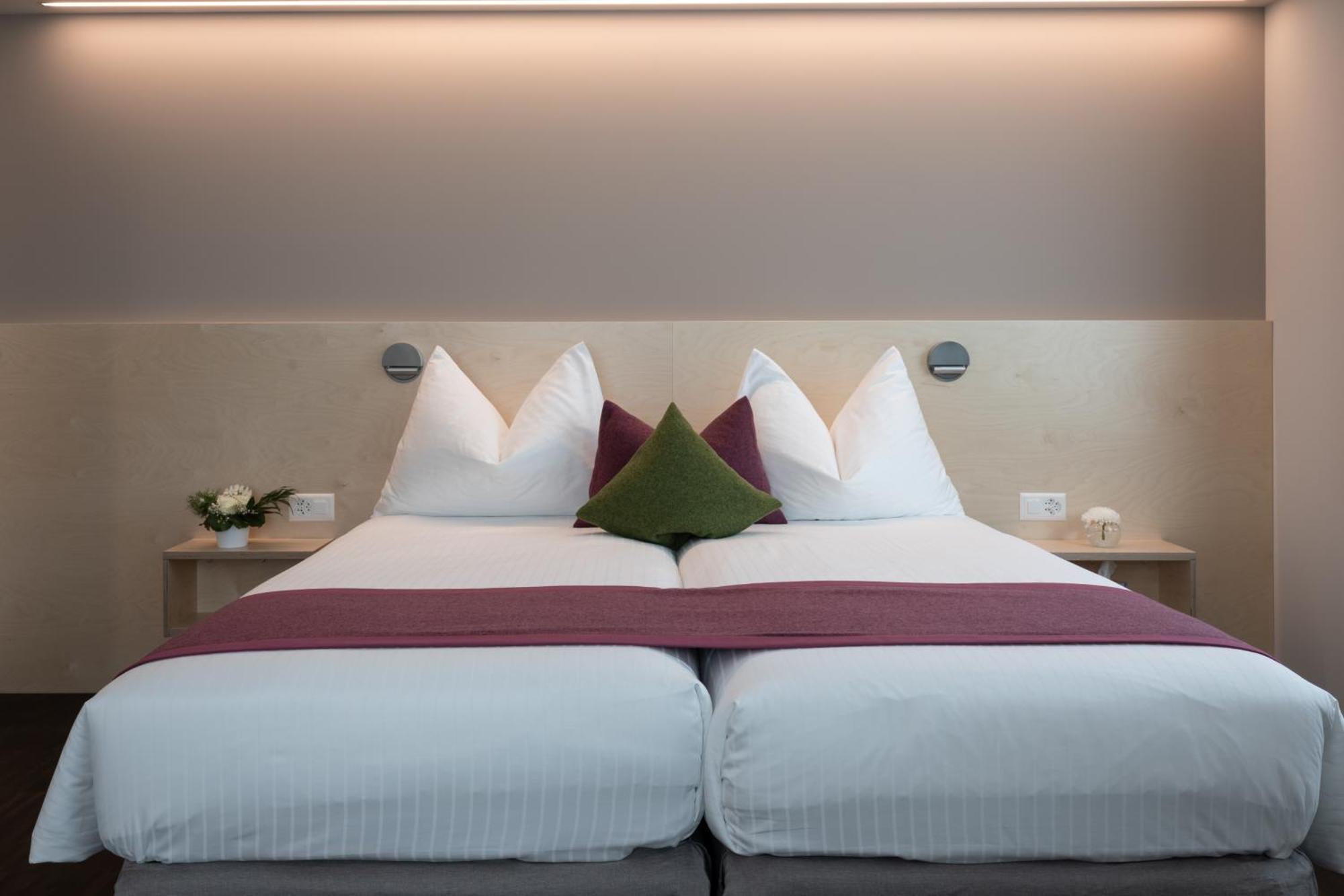 Quarto Comfort com 2 Camas de Solteiro e Sofá-cama