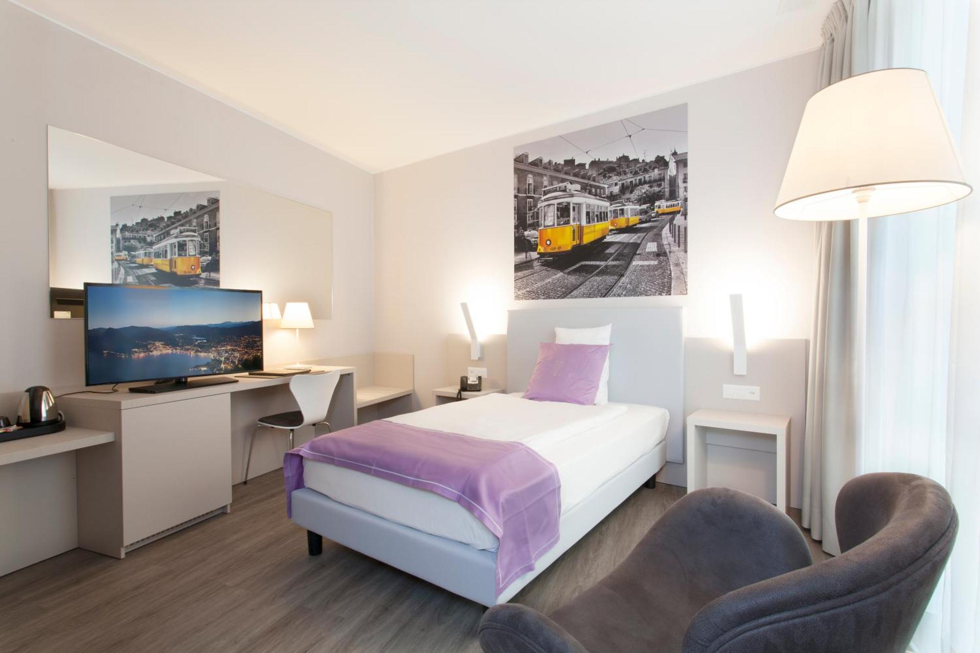 Business Room with French Bed