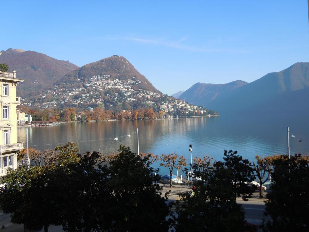 Habitación Doble Deluxe con balcón y vistas al lago