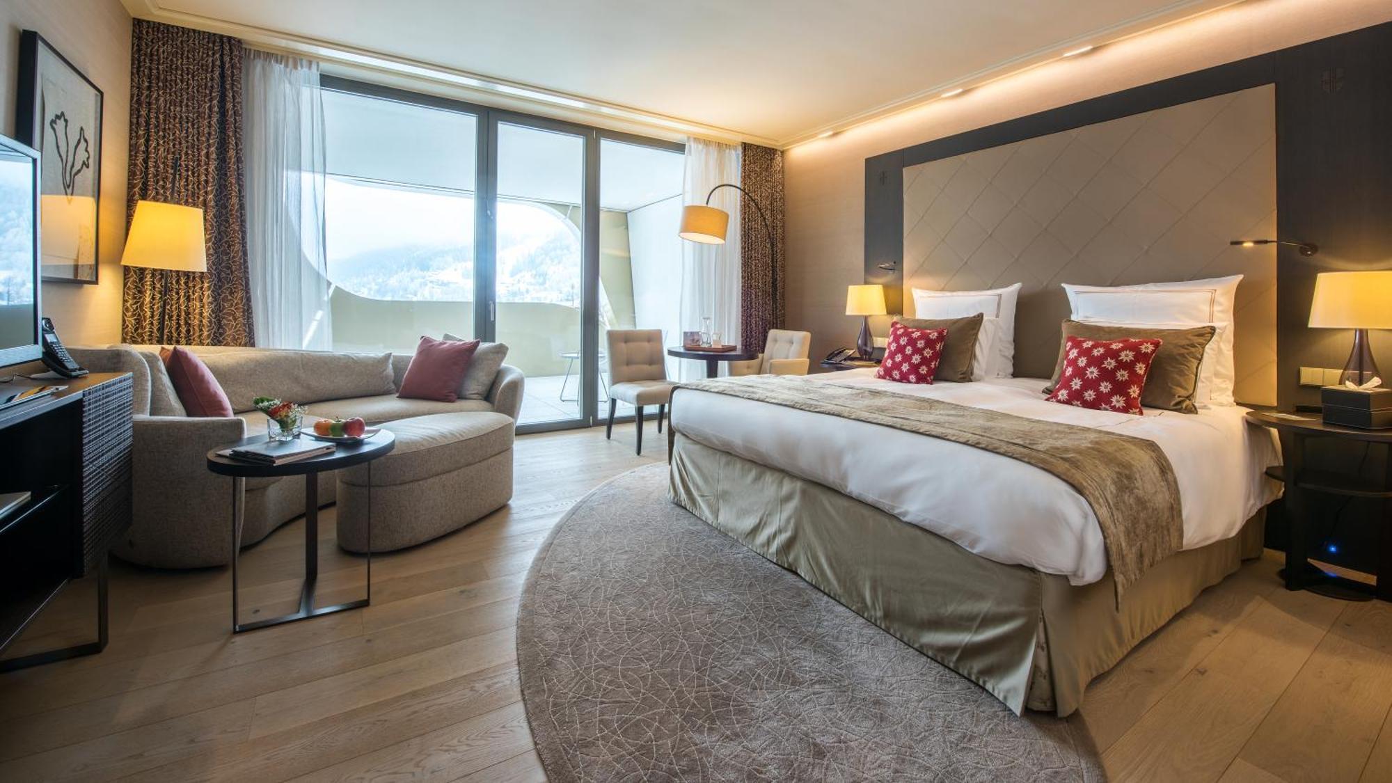 Habitación con cama extragrande y balcón