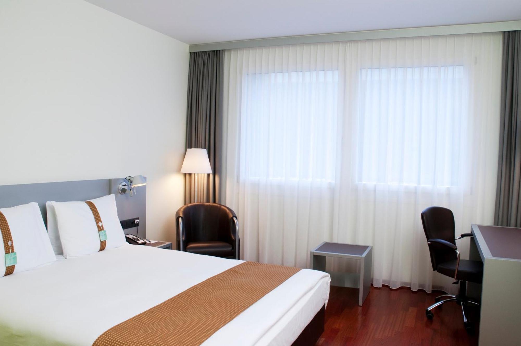Habitación Estándar con cama extragrande y vistas al patio