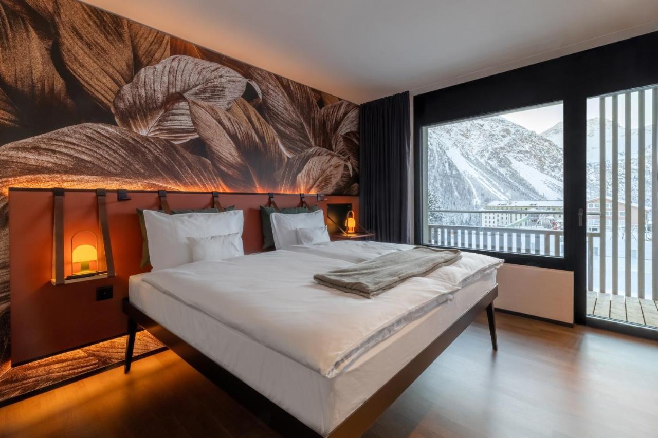Camera Lifestyle con Balcone e Vista Montagna