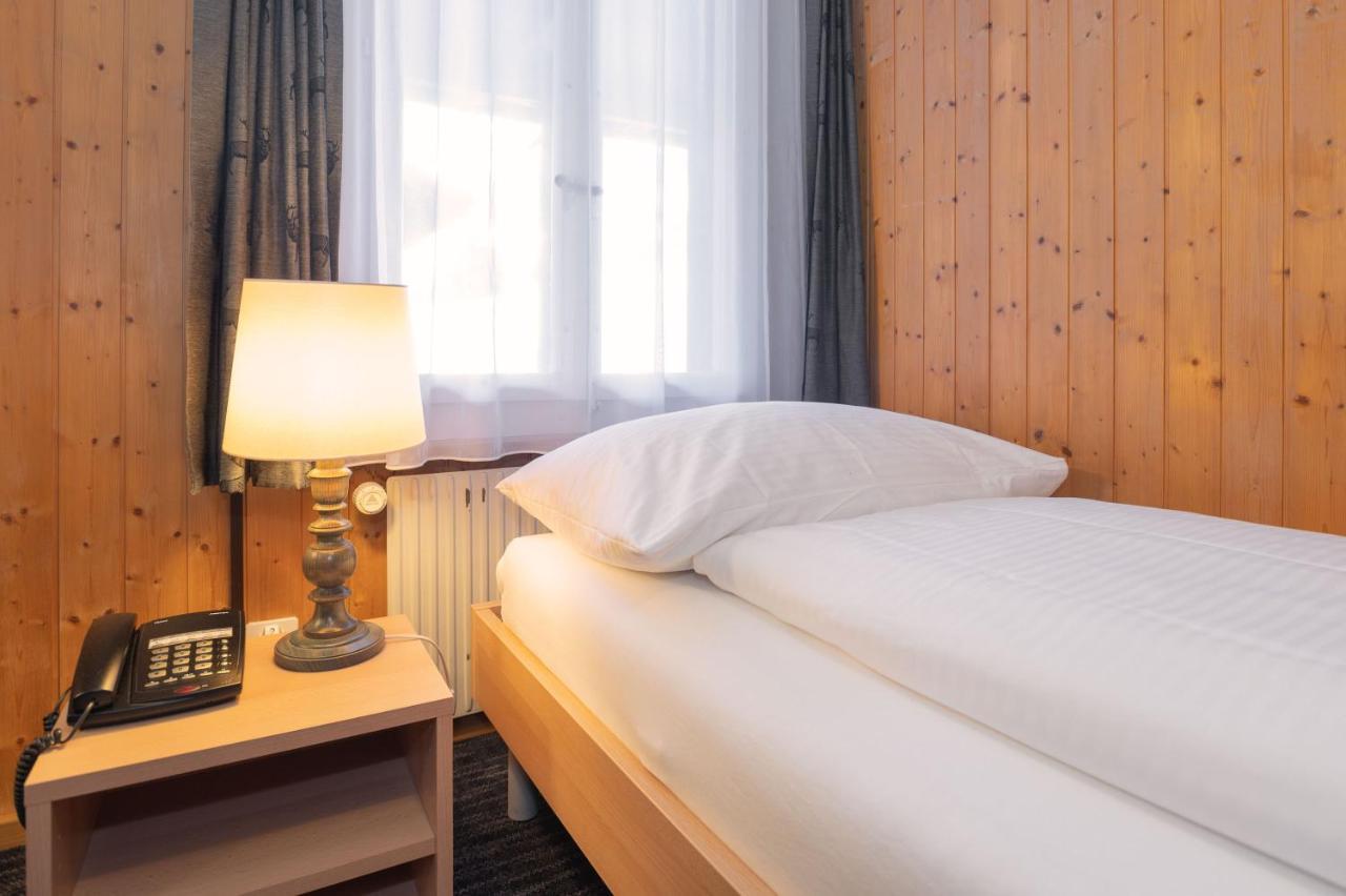 Eenpersoonskamer met Eigen Badkamer (Geen Uitzicht)