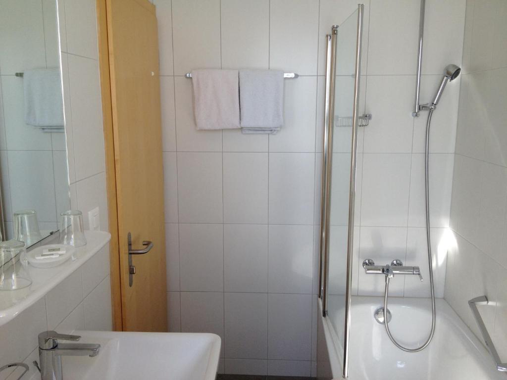 Deze driepersoonskamer heeft een gedeelde badkamer.
