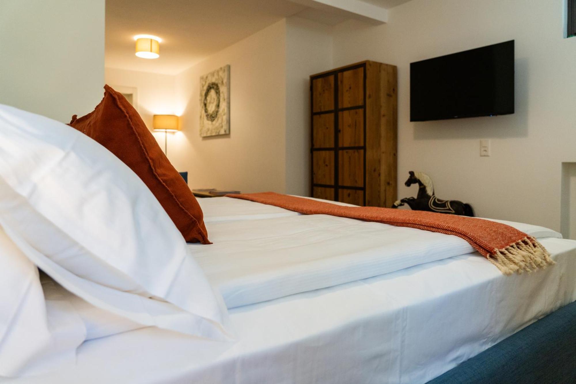 Deluxe Double Room (2 Adults + 1 Child),1506935869:JPEG