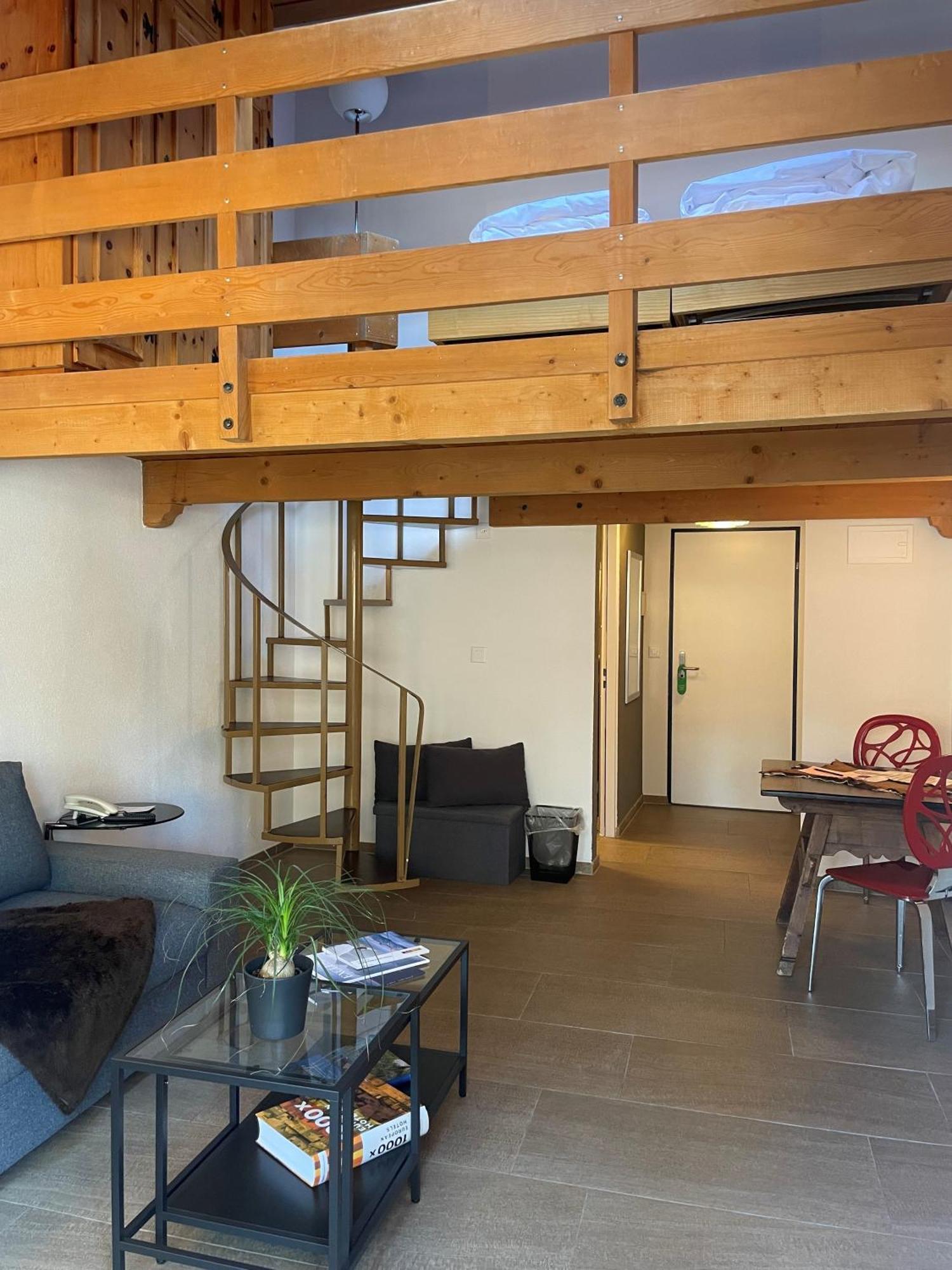 Superior Maisonette-Zimmer mit Balkon sowie Zugang zum Innenpool und zur Sauna