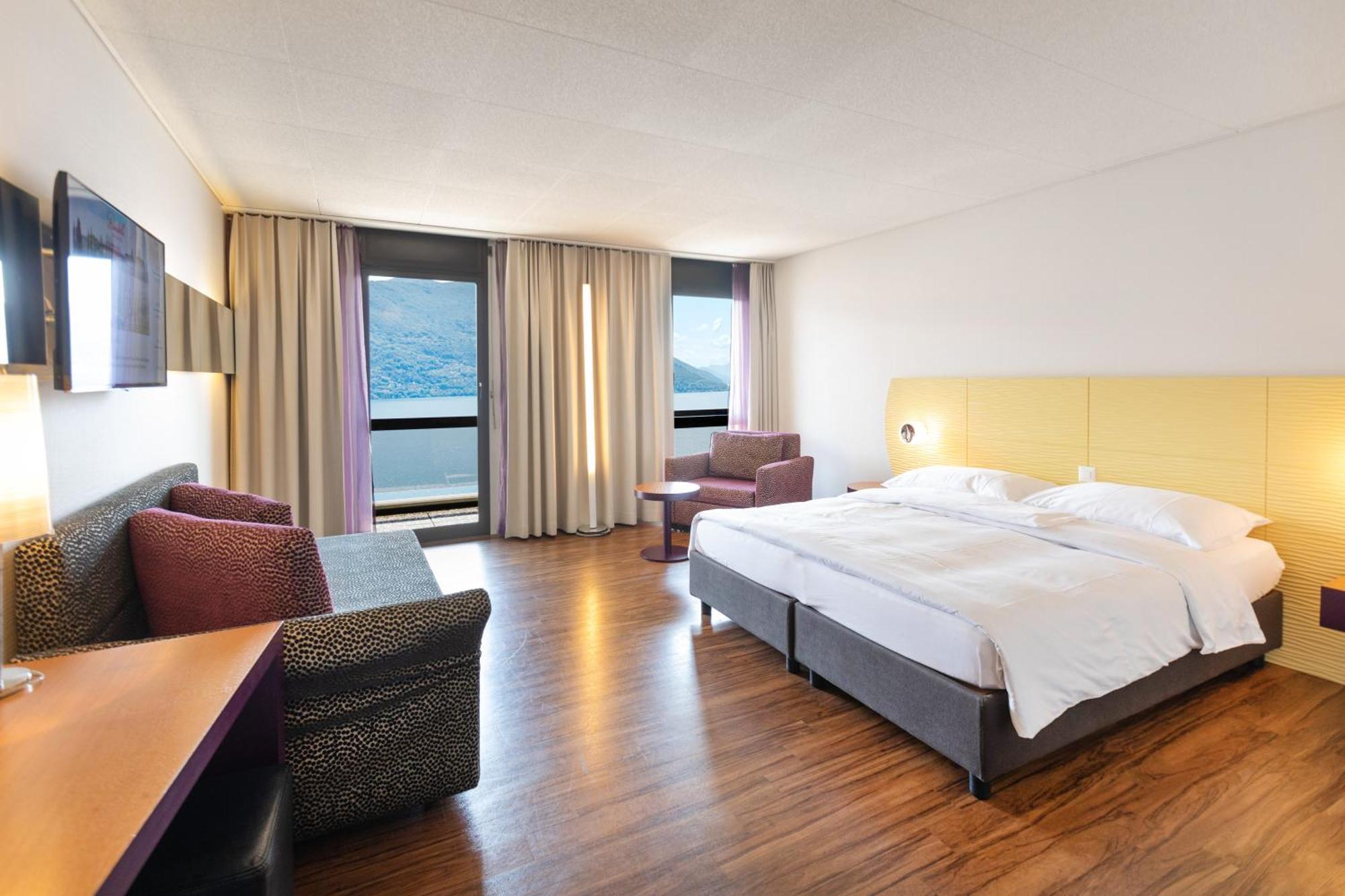 Large Comfort Lake View Room