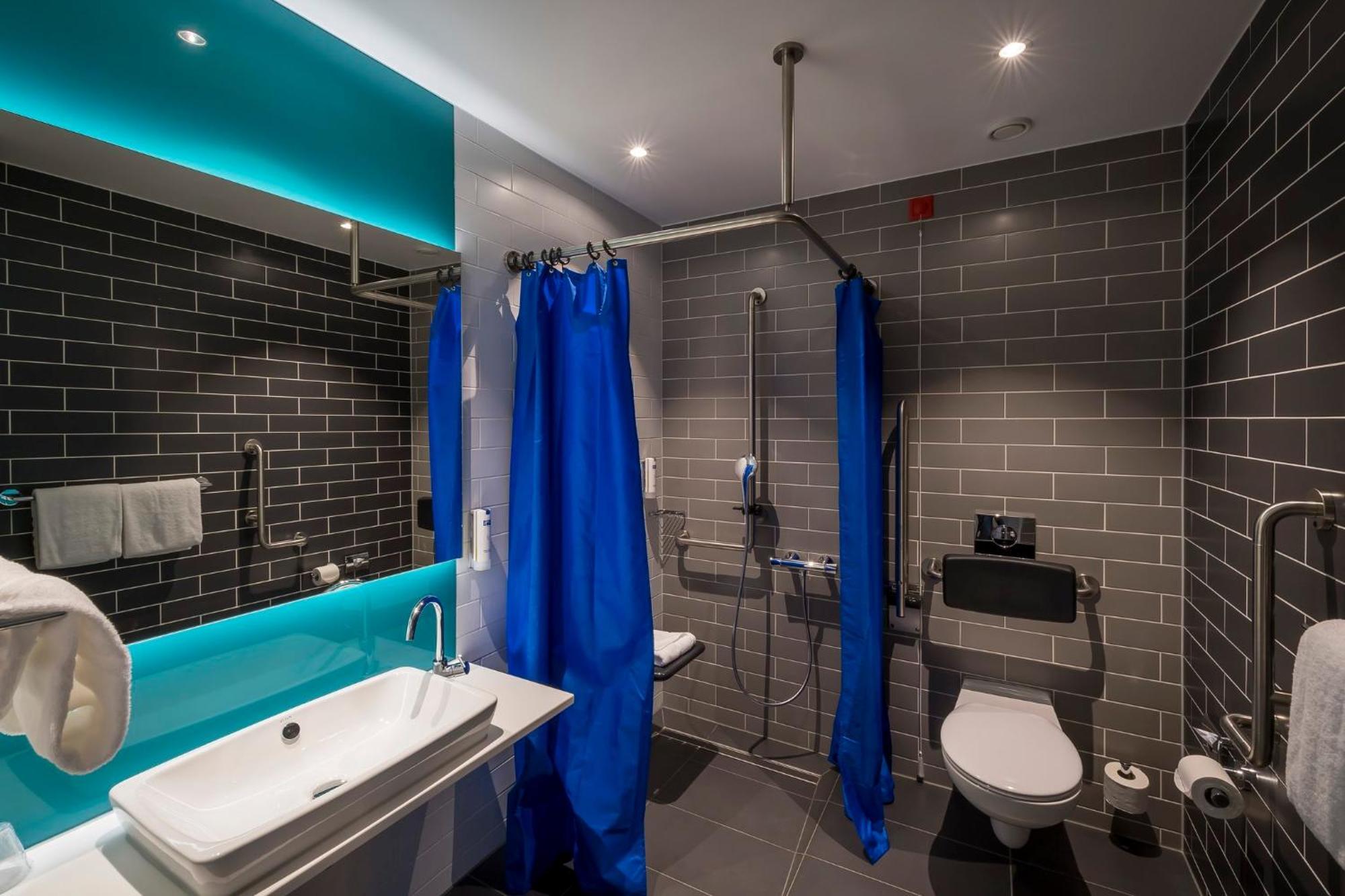 Chambre Lit Queen-Size Standard - Accessible aux Personnes à Mobilité Réduite avec Petit-Déjeuner Gratuit