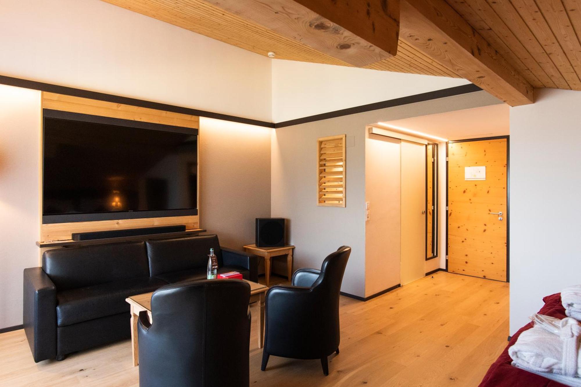 Junior Suite,1554152569:JPEG