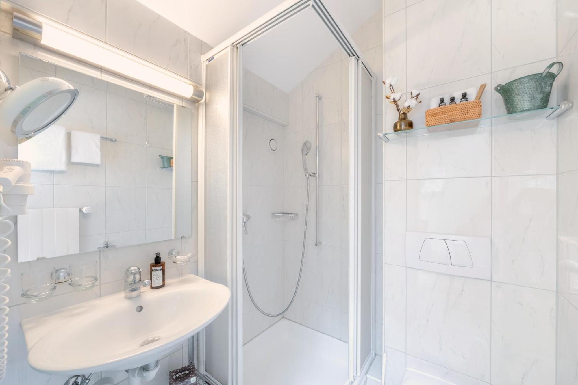 Small Single Room Gallery