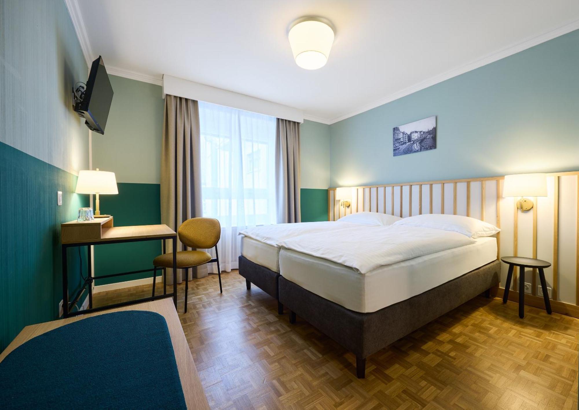 Quarto com Cama de Casal ou 2 de Solteiro