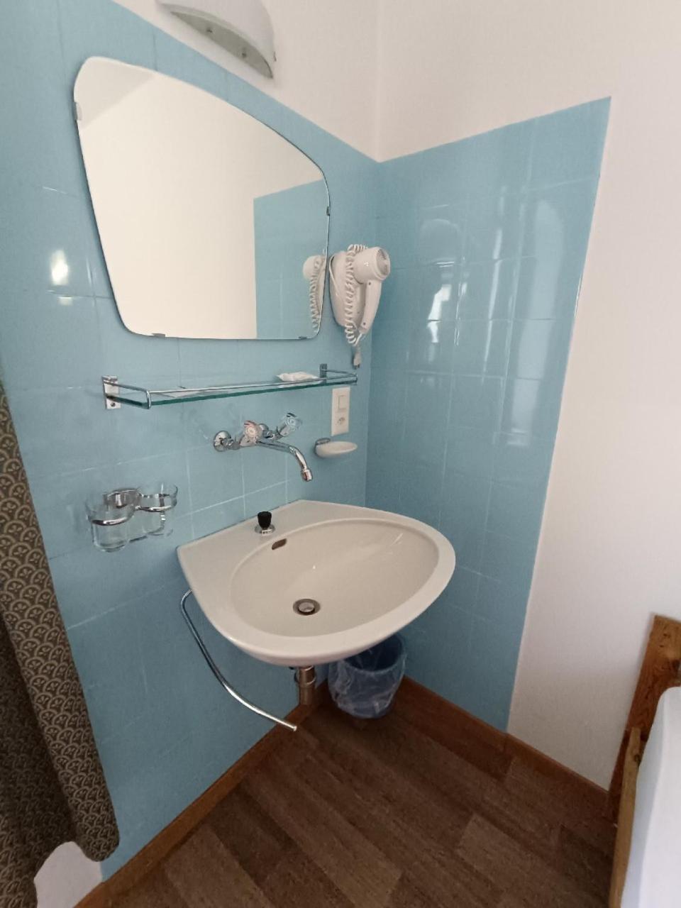 Camera Doppia con Letti Singoli e Bagno in Comune
