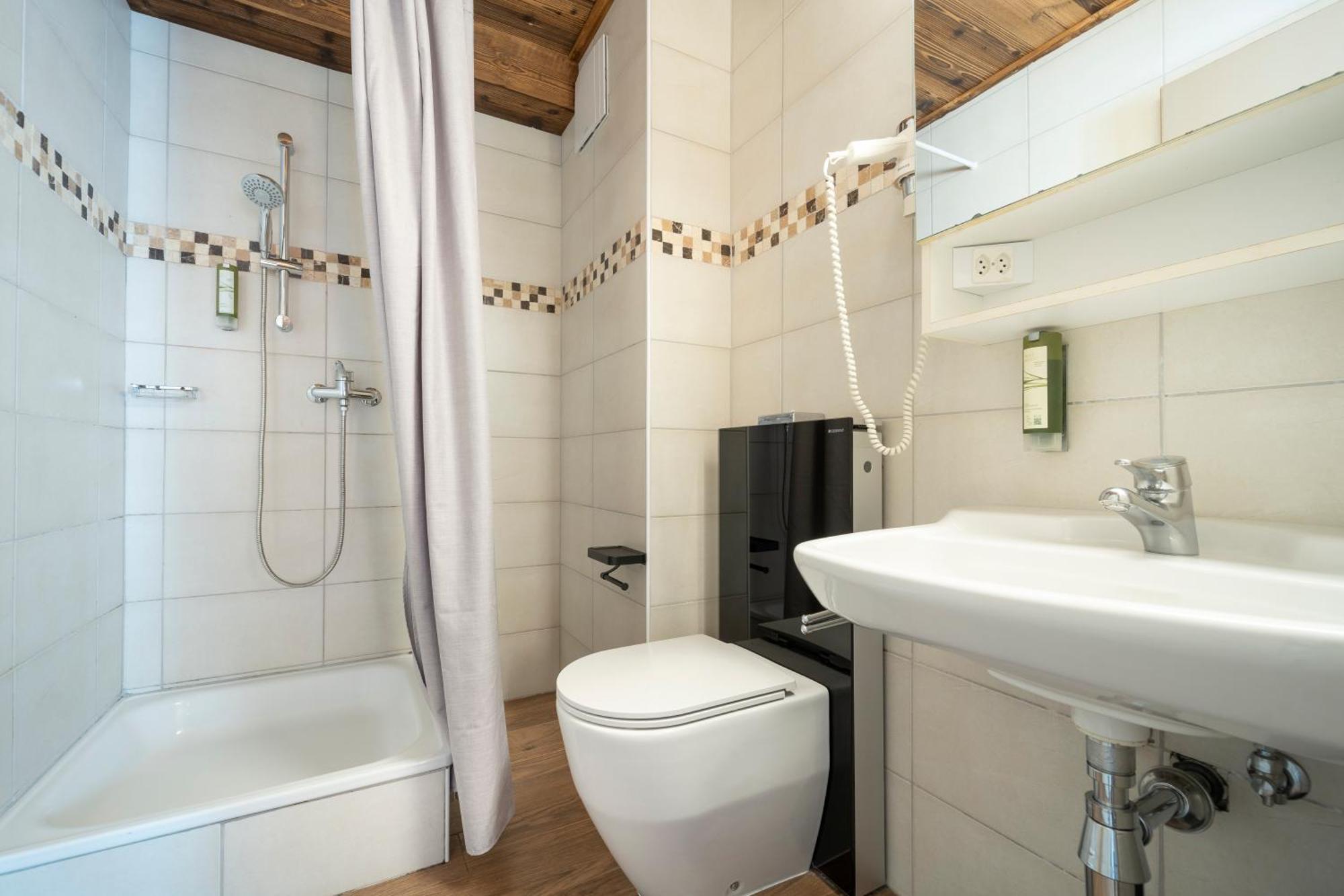 Corner Family Room,1651729441:JPEG