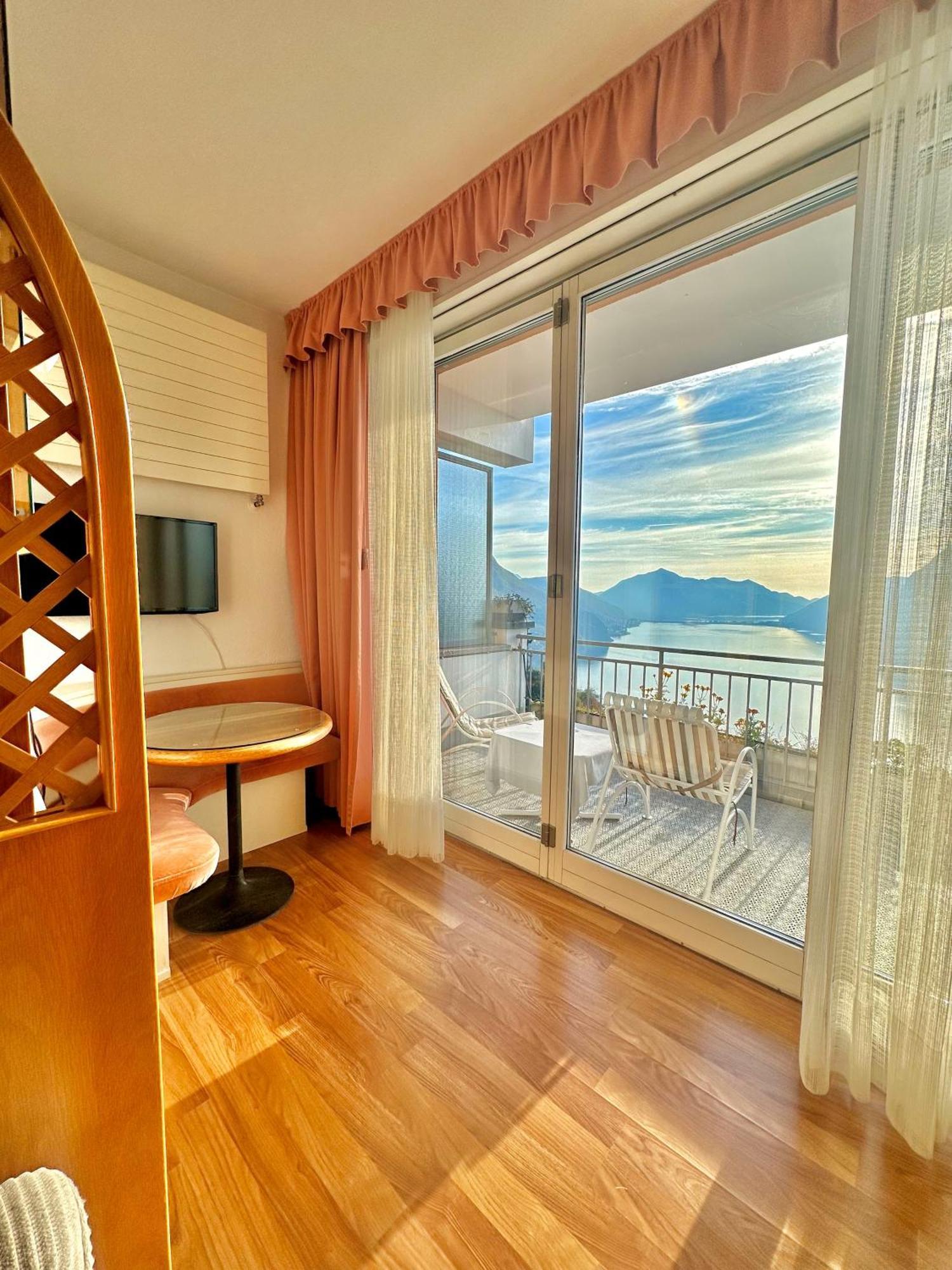 Junior Suite Lake View Balcony
