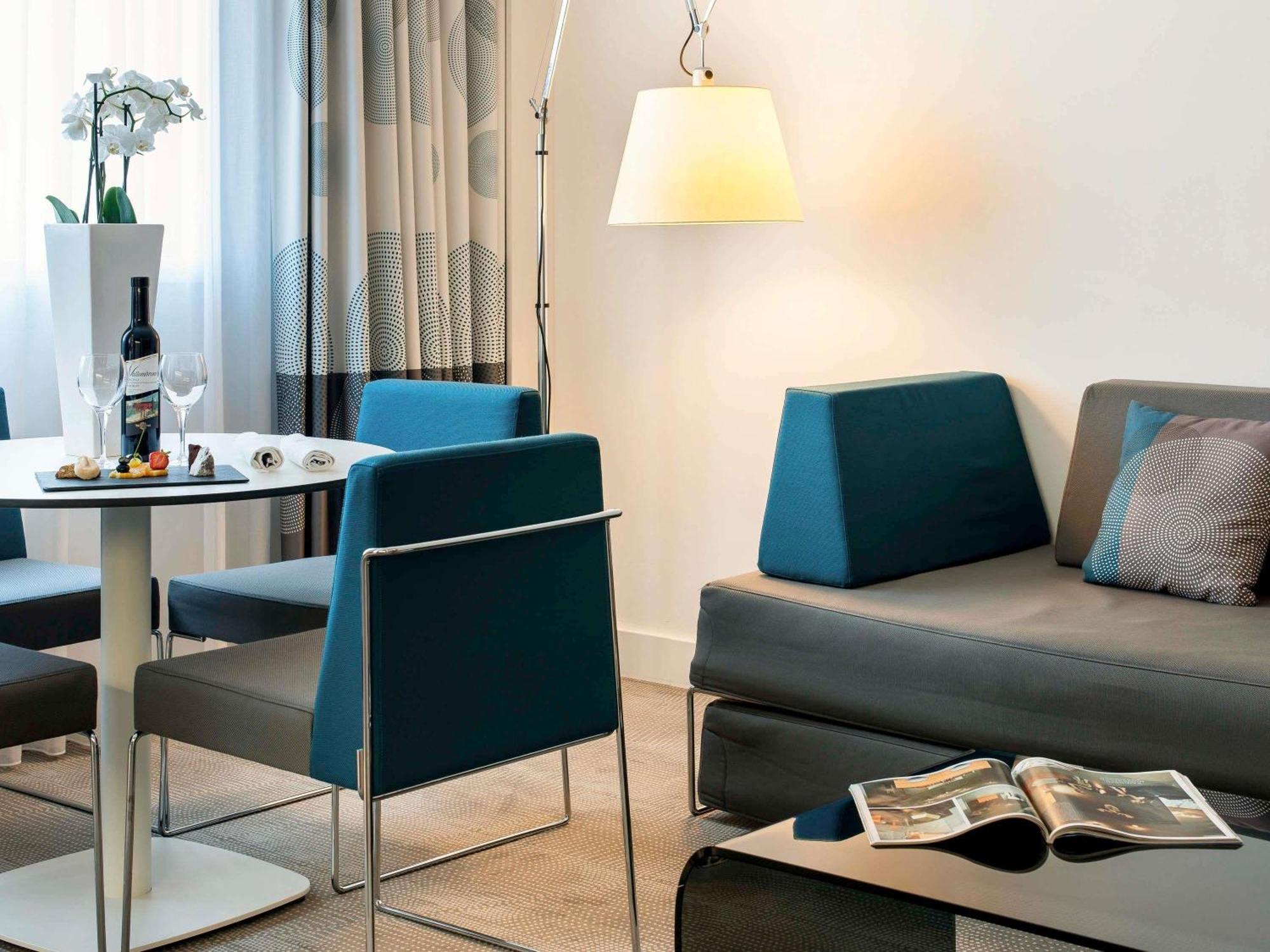 Suite con cama extragrande y sofá cama