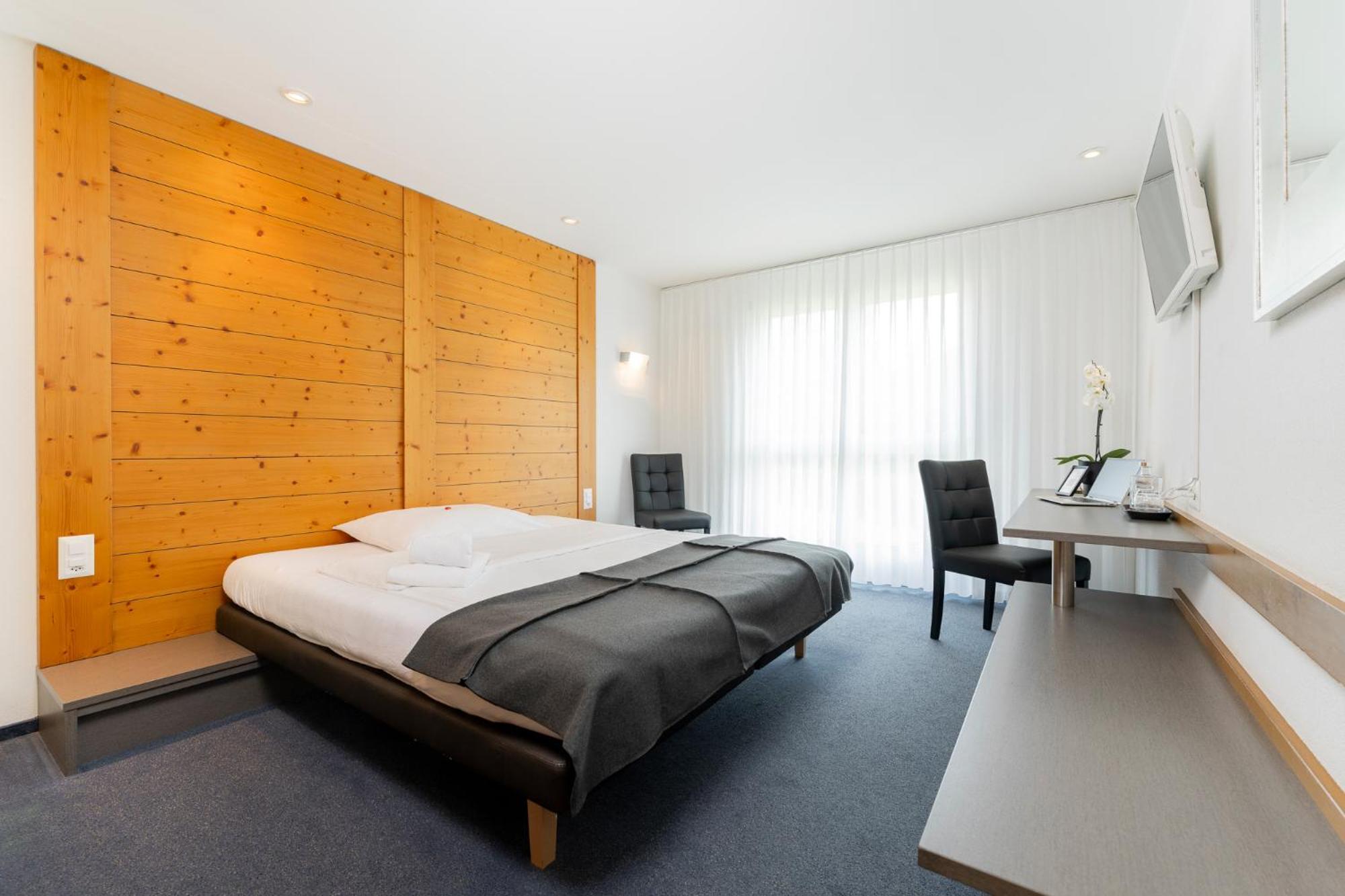 Doppelzimmer mit Kingsize-Bett