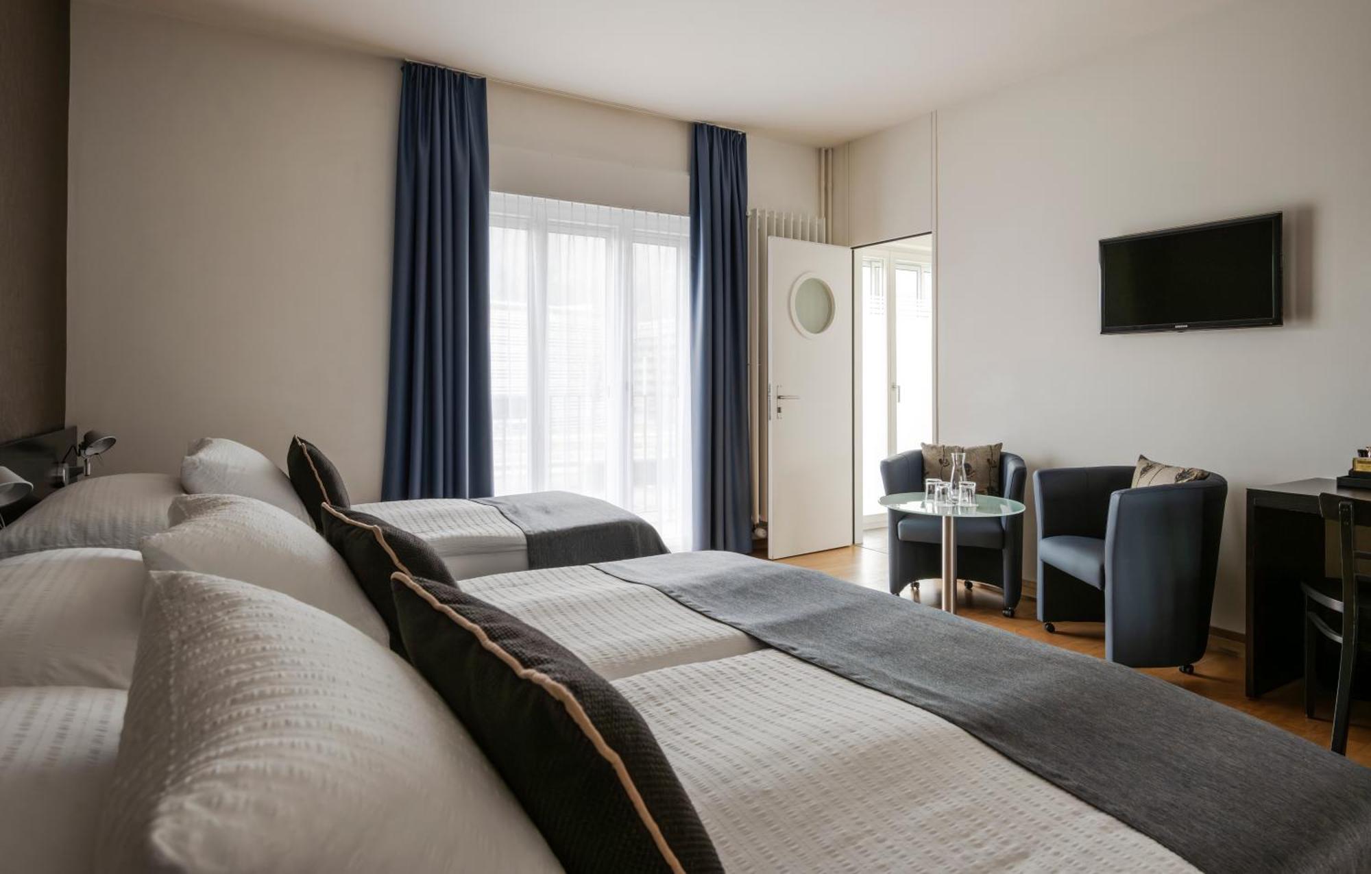 Driepersoonskamer met Balkon en Uitzicht op de Rivier en de Bergen