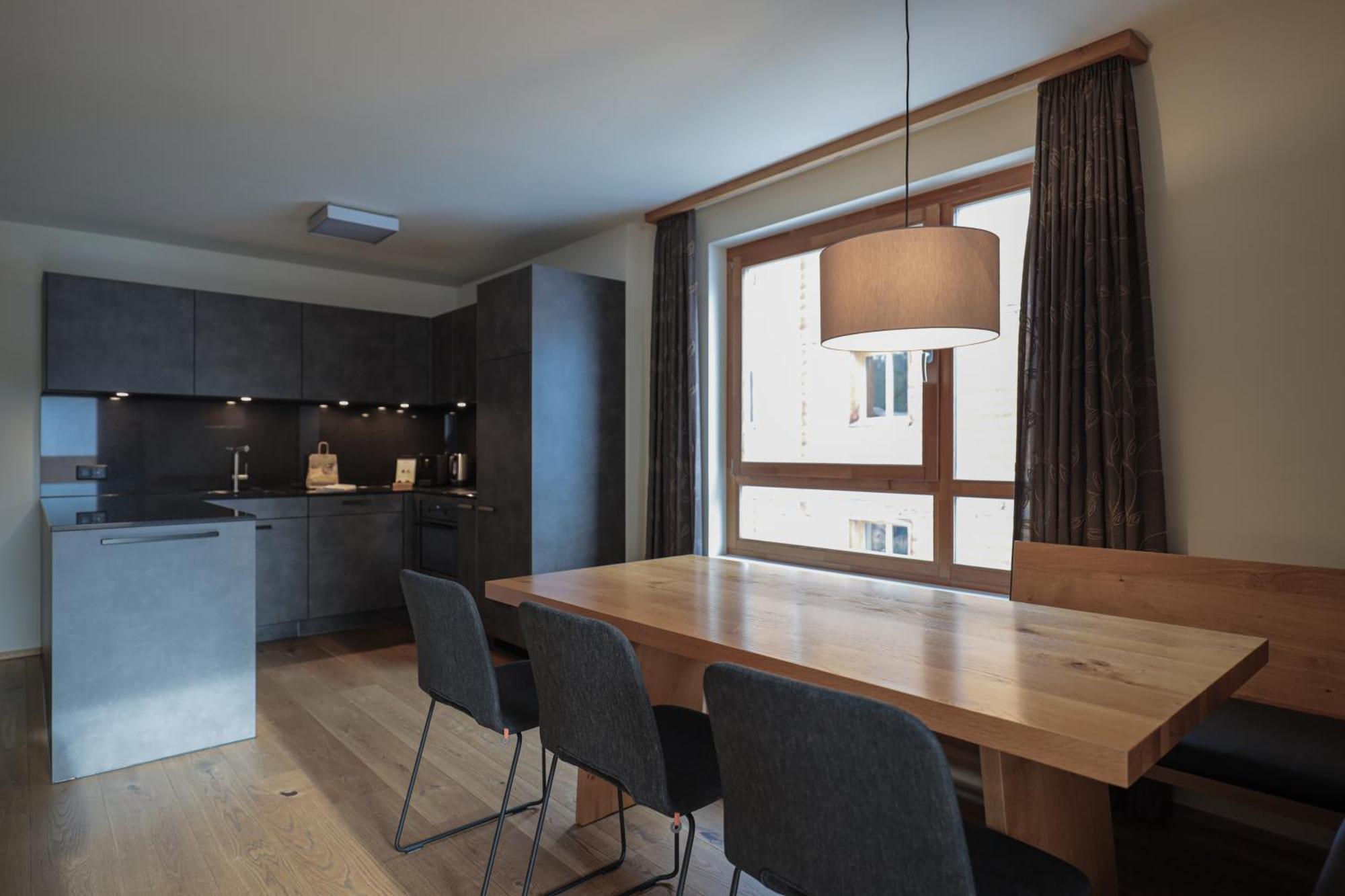 Deluxe Three-Bedroom Apartment,1742952949:JPEG