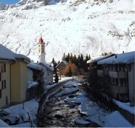 Schlichtes Doppelzimmer im alpinen Stil