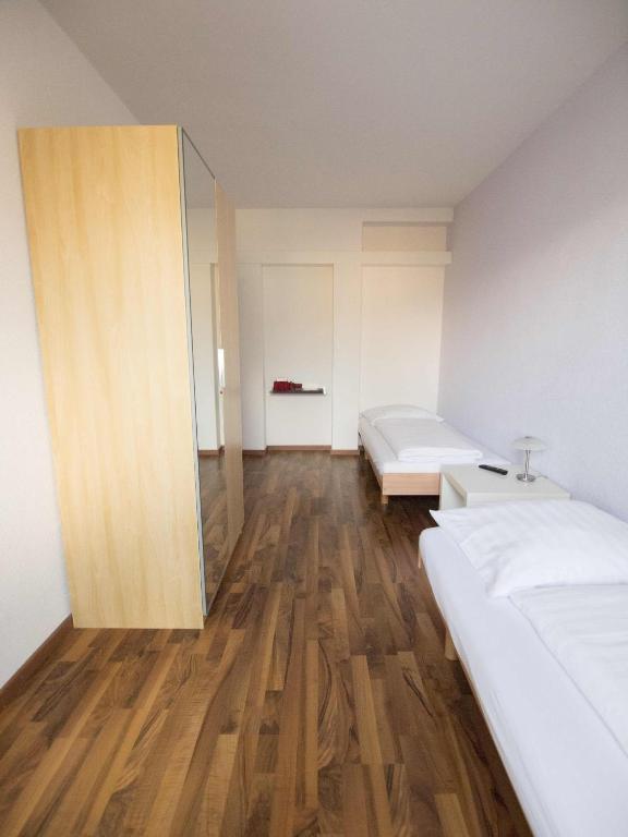Quarto com 2 Camas de Solteiro e Banheiro Privativo Externo