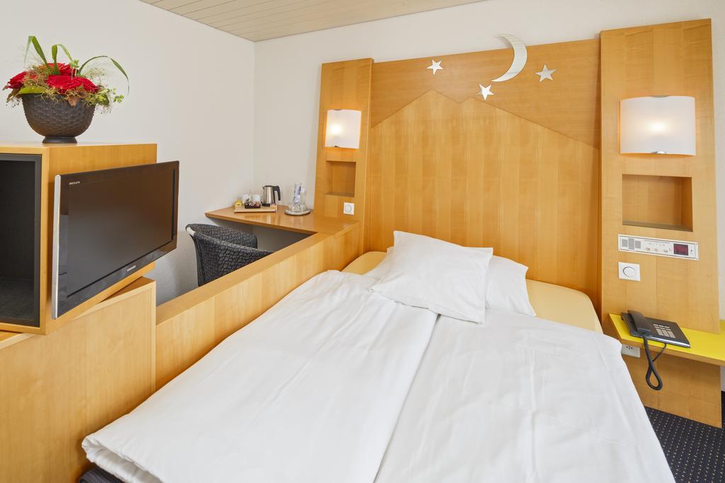 Simple Room Small Double Bed,255451461:JPEG