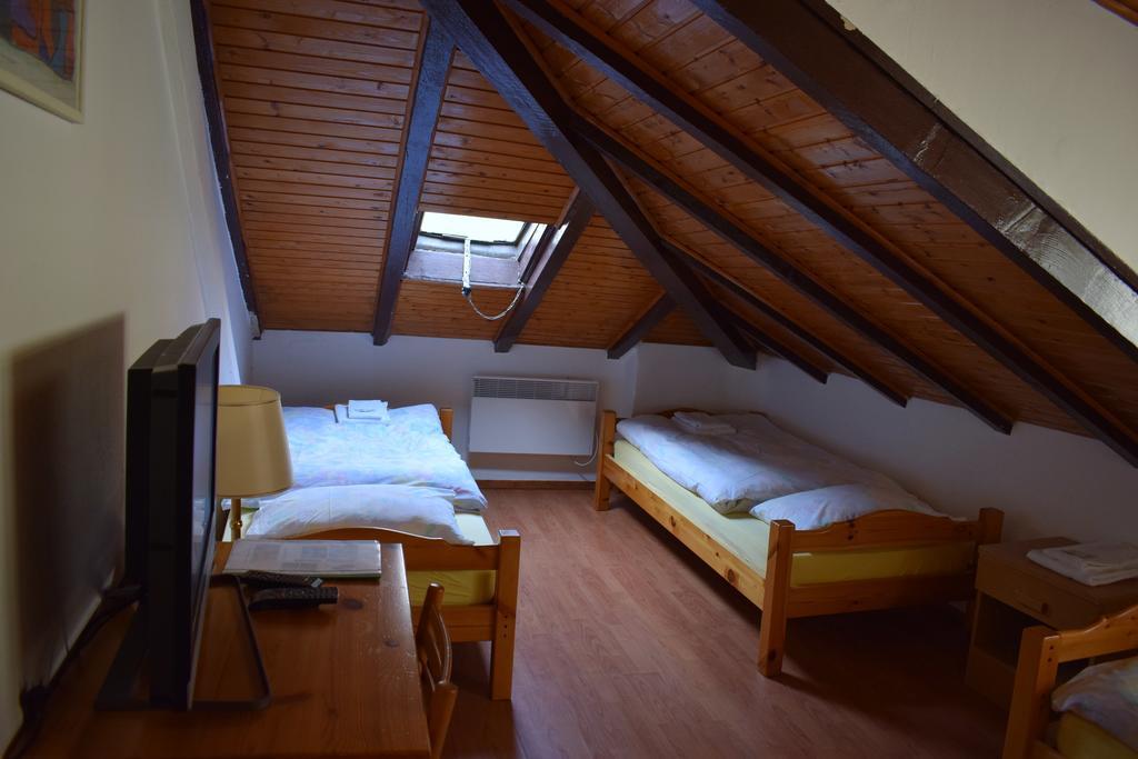 Chambre Triple avec Salle de Bains Commune