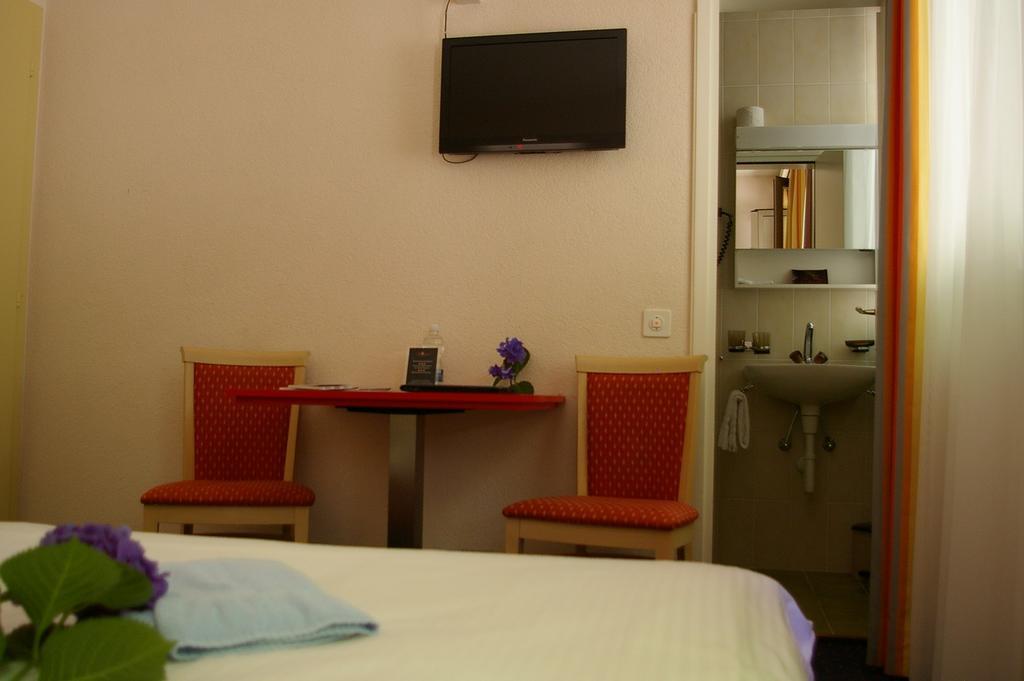 Budget Single Room,685275105:JPEG