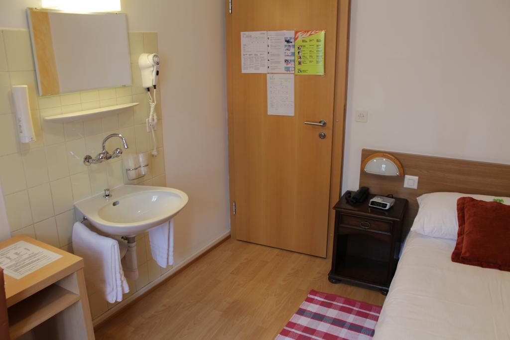 Chambre Simple avec Salle de Bains Commune