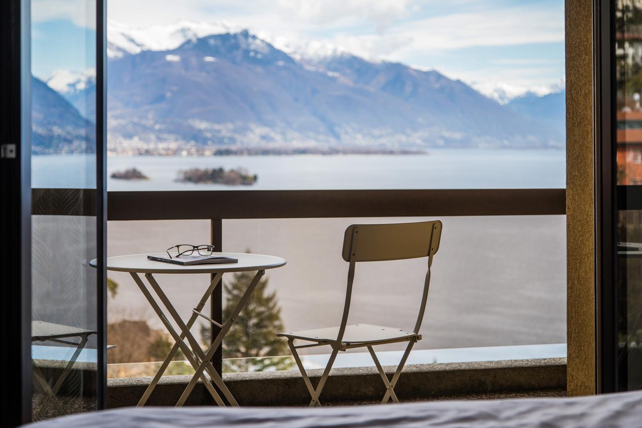 Simple Lake View Room
