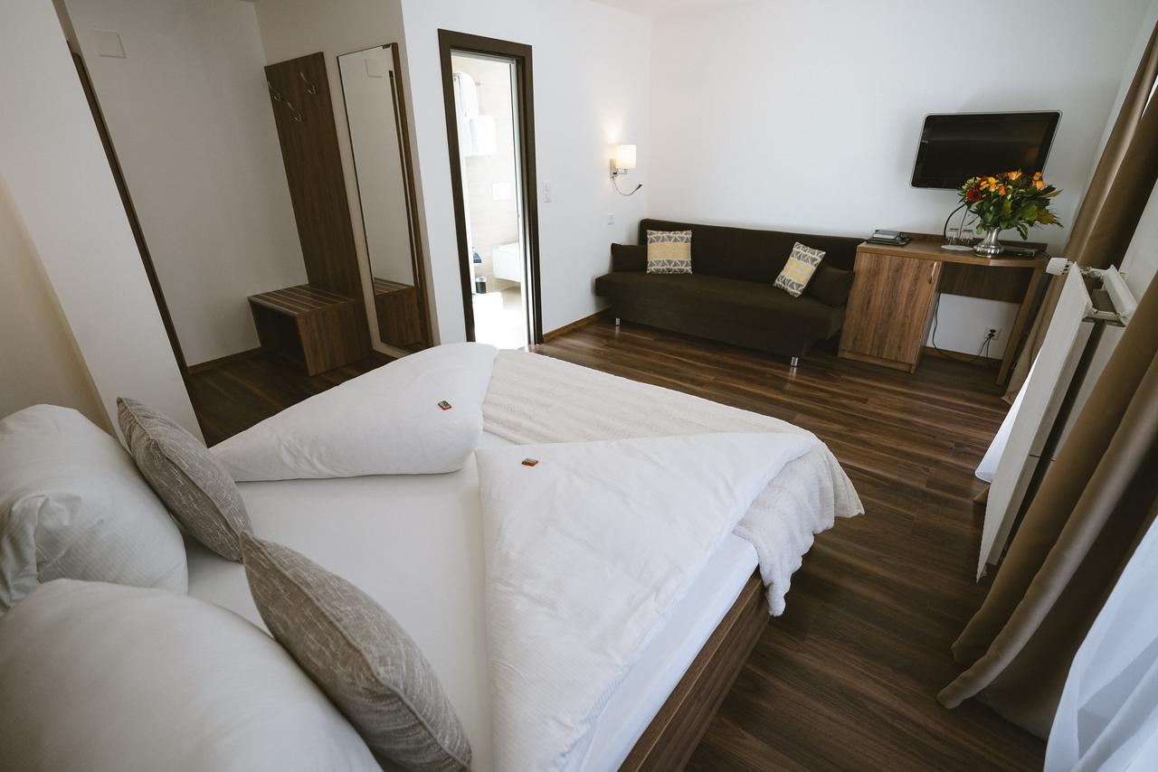 Camera Angolare con Balcone