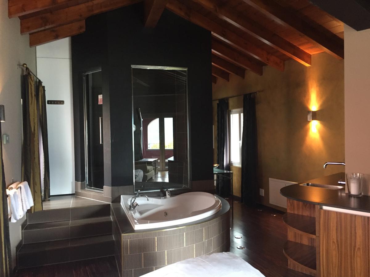 Suite with Lake View,664360341:JPEG