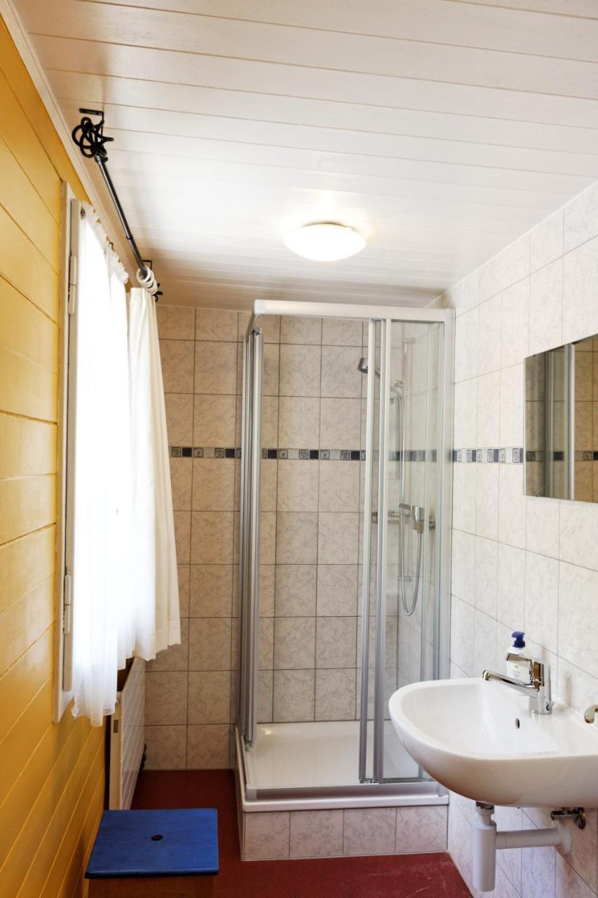 Tweepersoonskamer met 2 Aparte Bedden en Gedeelde Badkamer