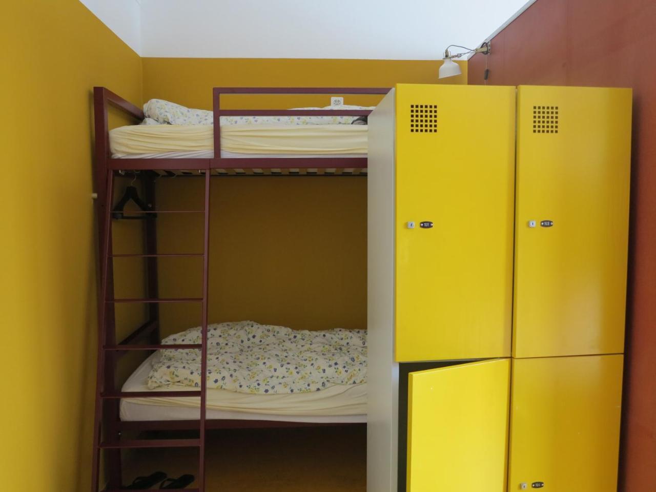 Lit dans un Dortoir Mixte