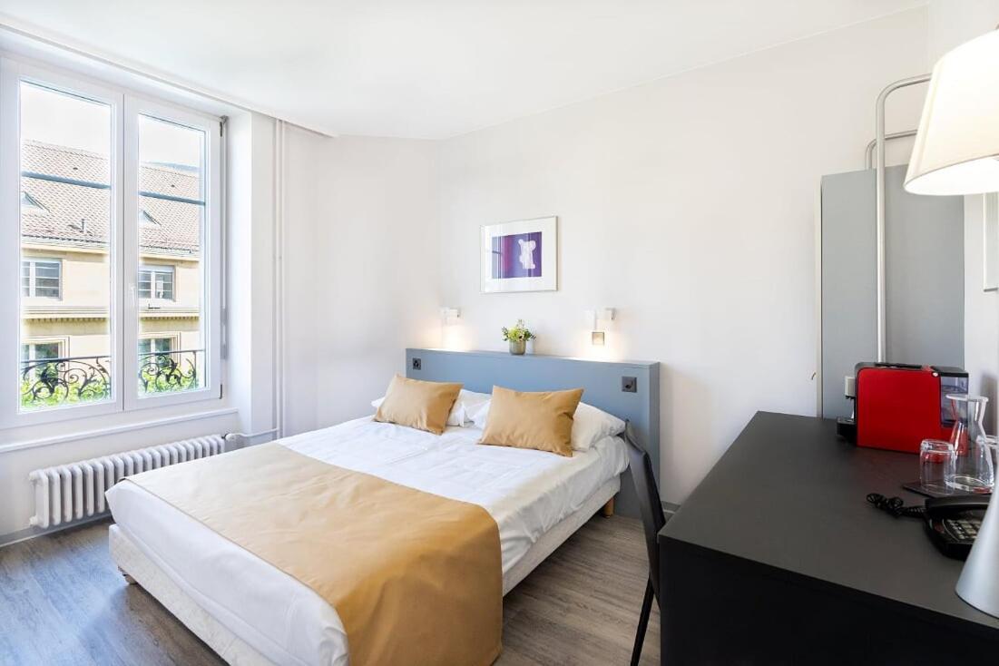 Double Room with Street View,997346295:JPEG