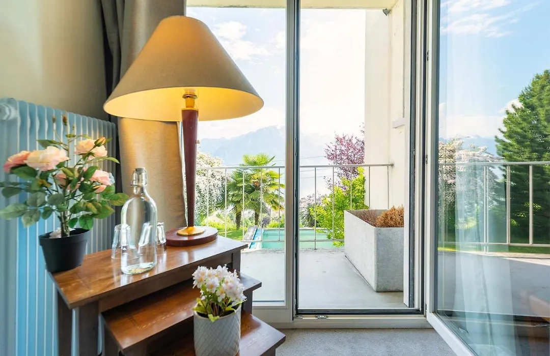 Rooms In Splendid Apartment With Parking-Stunning Lake View-1