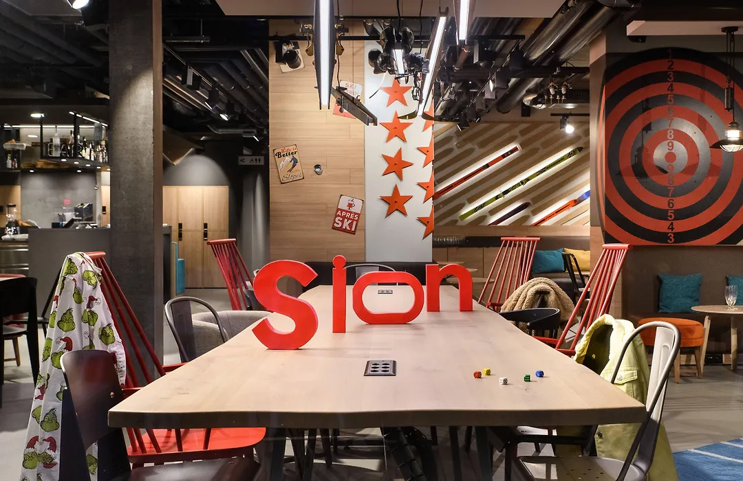 Moxy Sion-1