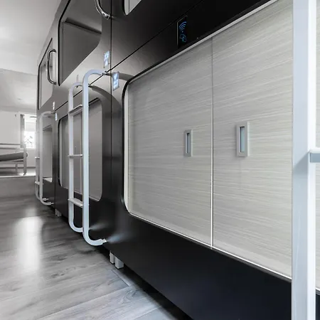 Mue Cubes - Capsule Hotel-2
