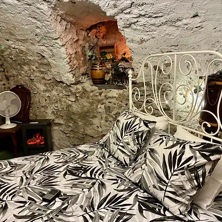 The Old Cellar No Shower!-2