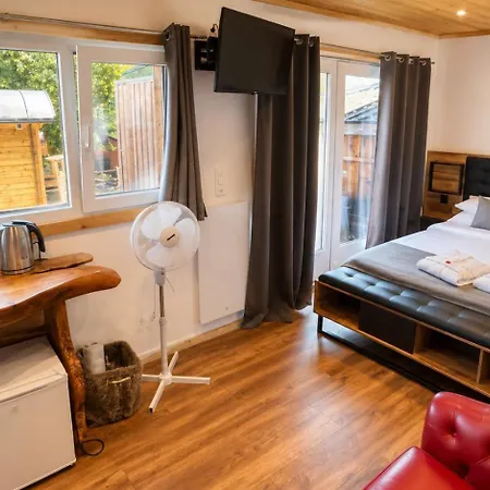 Les Chambres Et Roulottes Des Noisetiers-3